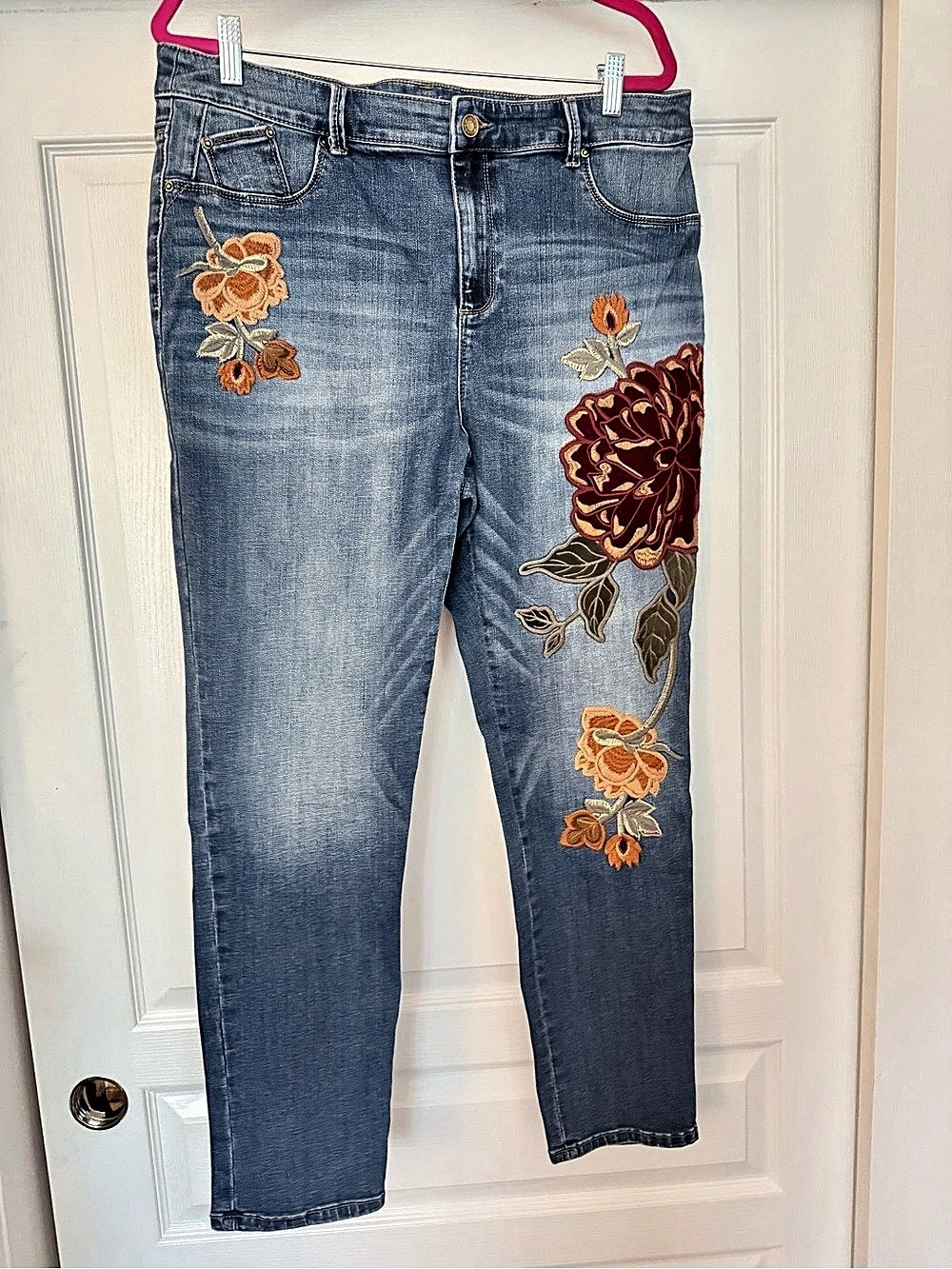 Like New Chico’s Floral Embroidered Legging Jeans